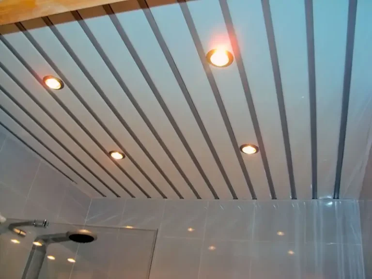 Реечный потолок в ванной